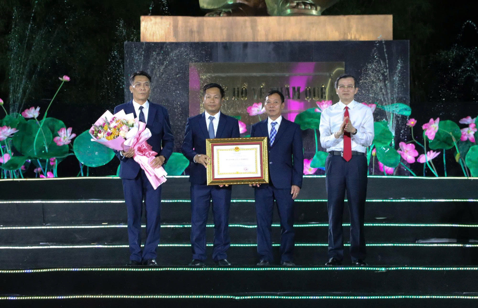 Anh-tin-bai