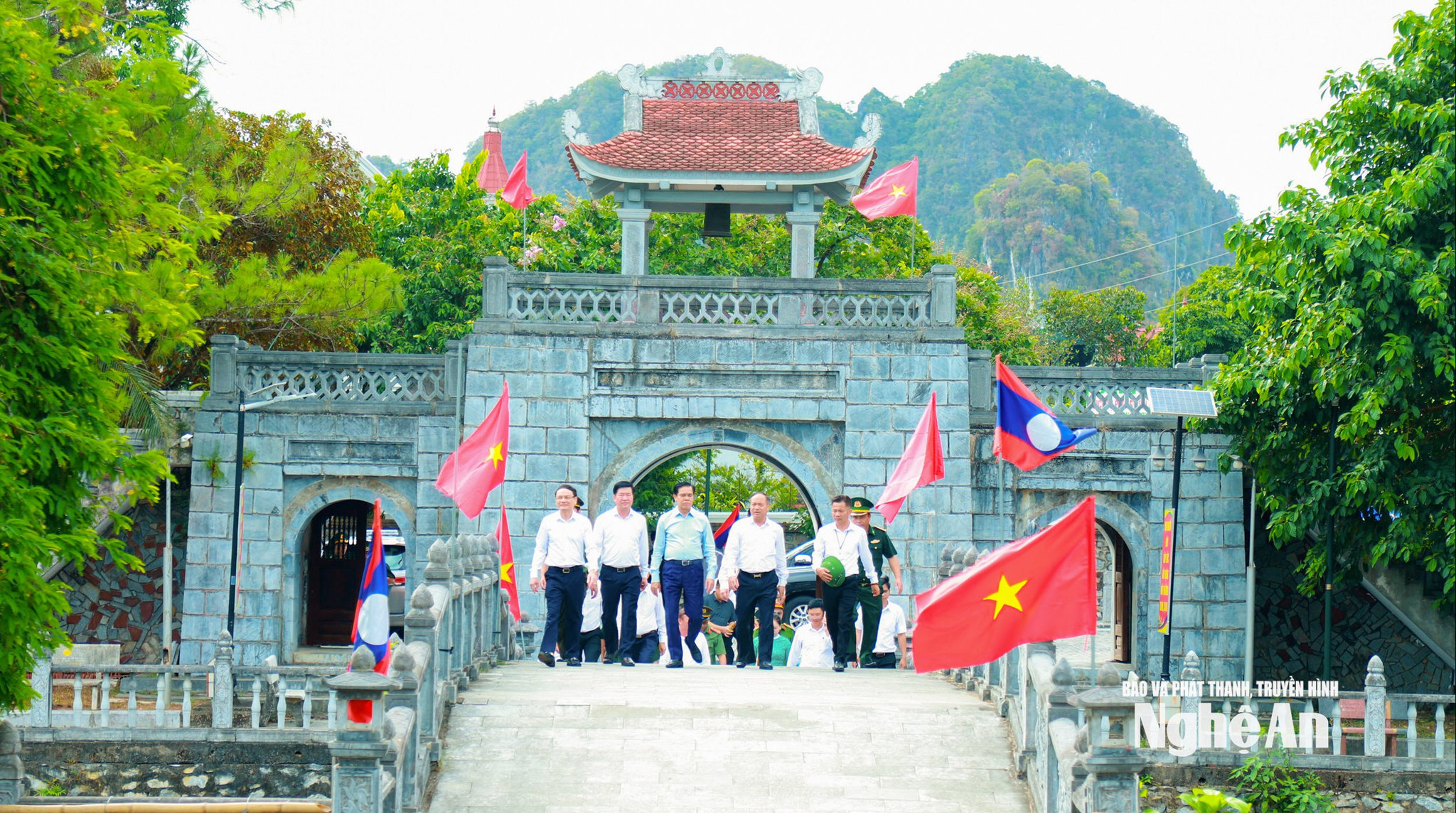 Anh-tin-bai