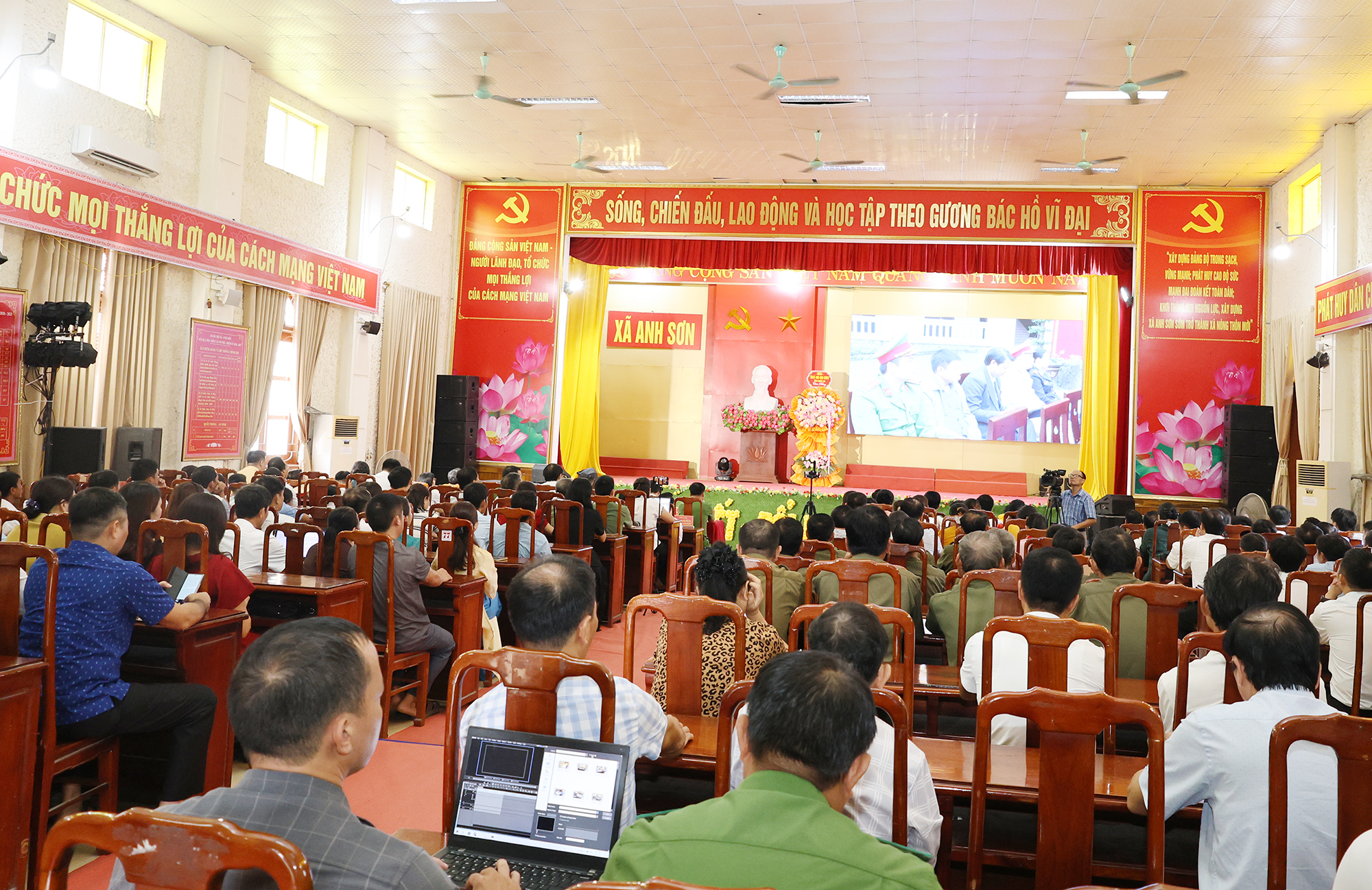 Anh-tin-bai