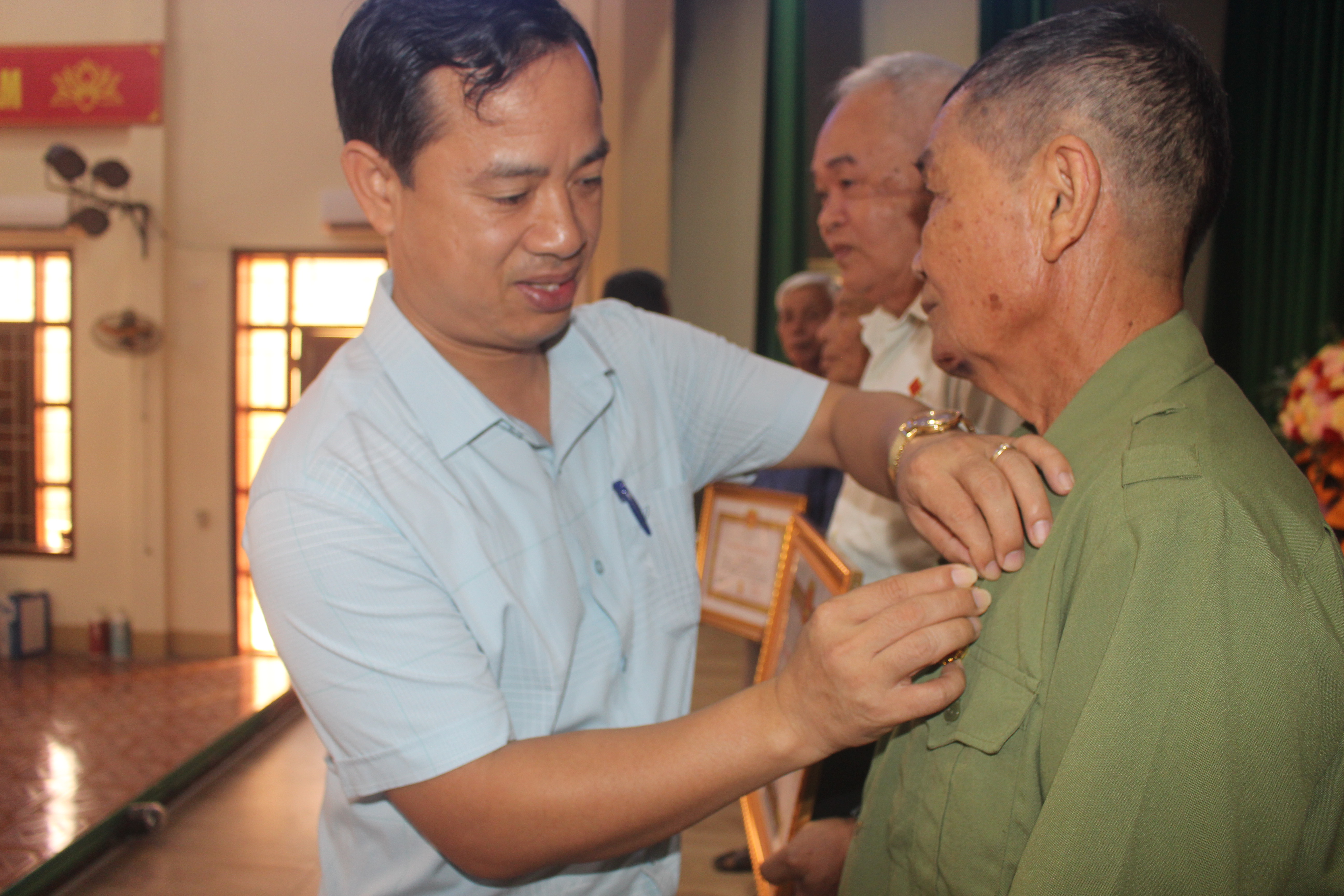 Anh-tin-bai
