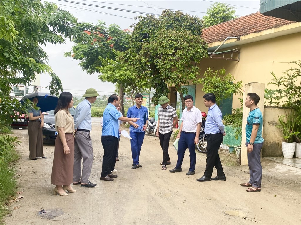 CHỦ TỊCH UBND PHƯỜNG HOÀNG MAI KHẢO SÁT KIẾN NGHỊ CỦA CỬ TRI VỀ NÂNG CẤP TUYẾN ĐƯỜNG QUA KHU ĐẤU GIÁ ĐỒNG ĐẬP