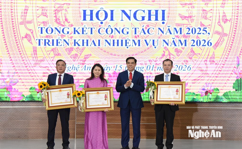 8752 Tặng Huân chương hạng ba cho 3 cá nhân