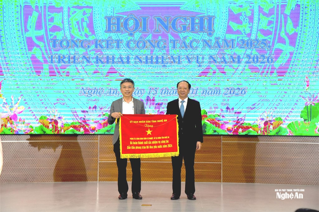 Cờ thi đua của UBND tỉnh cho 1 tập thể của Sở Tài hcinsh 8761