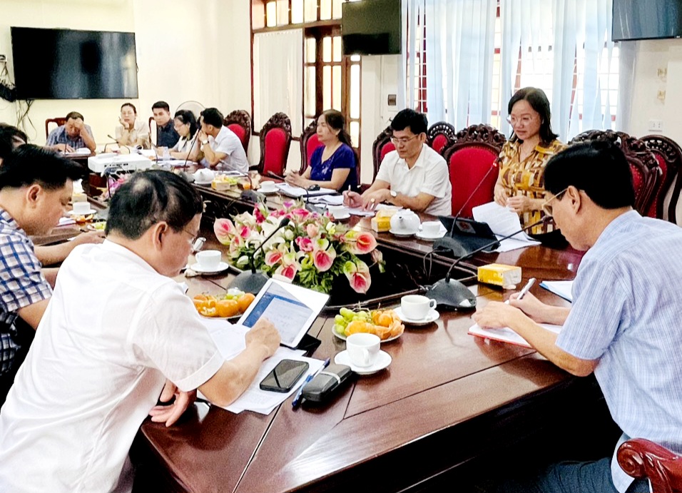 Đồng chí Thái Thị An Chung - Phó trưởng đoàn Đại biểu Quốc hội tỉnh dự sinh hoạt chi bộ Phòng Quản lý đất đai thuộc Đảng bộ Sở Tài nguyên và Môi trường