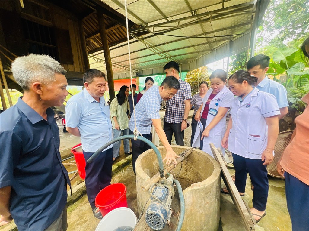 Lãnh đạo Sở Y tế và Trung tâm Kiểm soát bệnh tật tỉnh Nghệ An chủ động giám sát hỗ trợ công tác vệ sinh môi trường và phòng chống dịch bệnh truyền nhiễm sau bão số 10