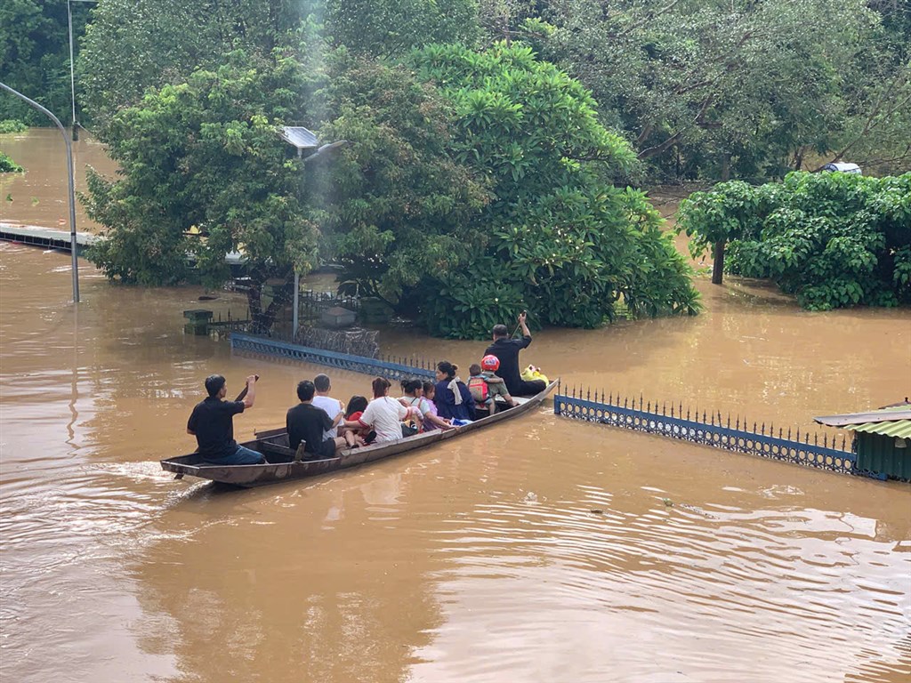 Nhiều cơ sở y tế ở Nghệ An bị ngập sâu, ngành Y tế căng mình ứng phó