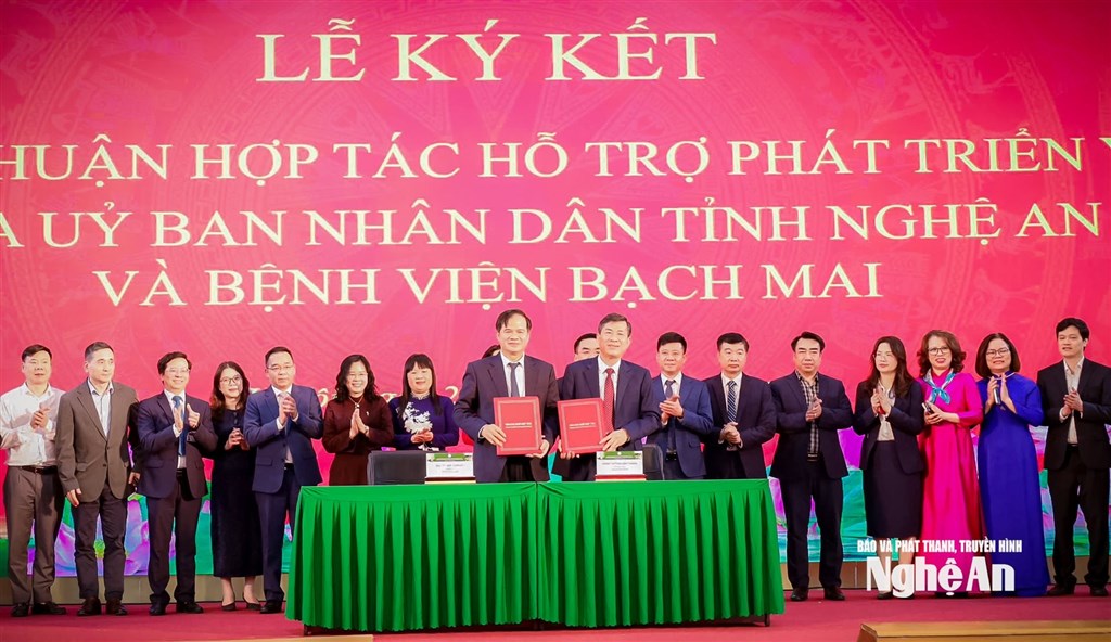 Nghệ An ký kết hợp tác y tế với Bệnh viện Bạch Mai