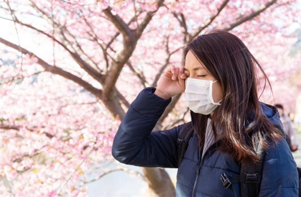 Viêm kết mạc mùa xuân dùng thuốc và chăm sóc như thế nào?