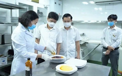 Bán thực phẩm không bảo đảm an toàn cho trẻ bị phạt tới 40 triệu đồng