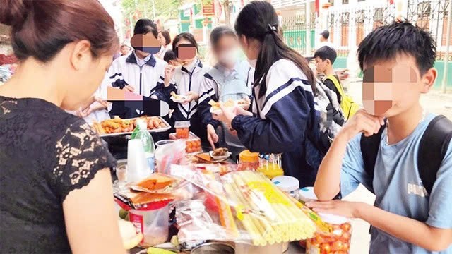 Bán thực phẩm không bảo đảm an toàn cho trẻ bị phạt tới 40 triệu đồng