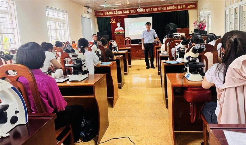 Tập huấn cho cán bộ tuyến khu vực về chẩn đoán sốt rét bằng kính hiển vi và test chẩn đoán nhanh sốt rét