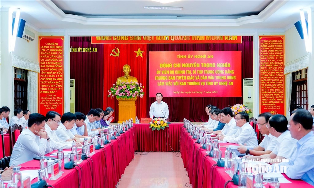 Trưởng ban Tuyên giáo và Dân vận Trung ương Nguyễn Trọng Nghĩa làm việc với Ban Thường vụ Tỉnh ủy Nghệ An
