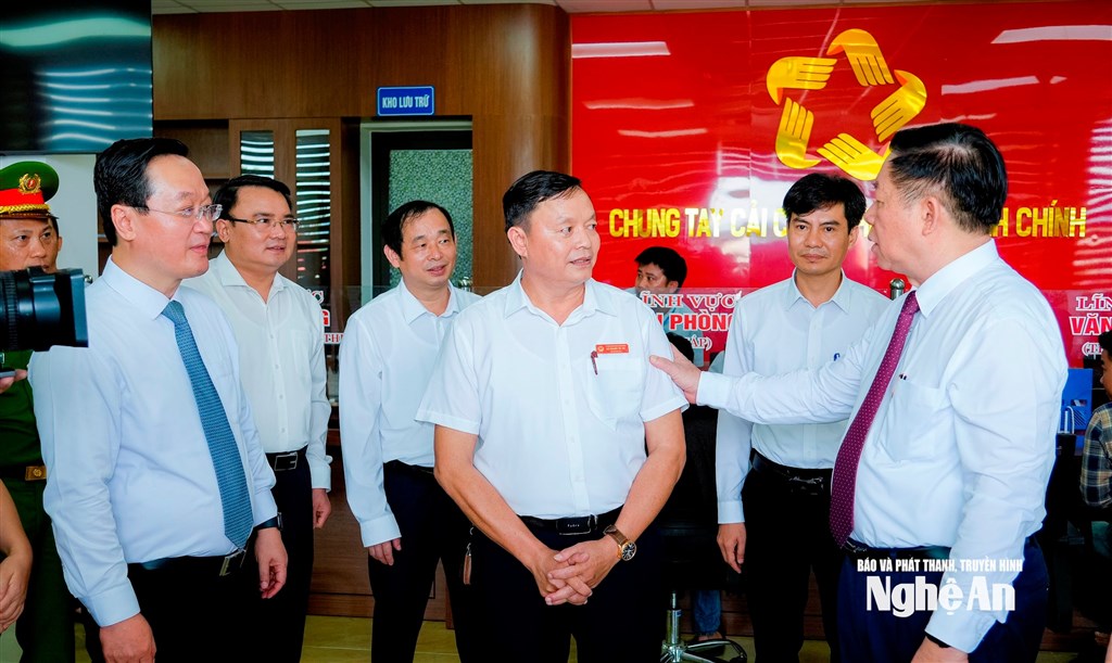 Trưởng Ban Tuyên giáo và Dân vận Trung ương Nguyễn Trọng Nghĩa thăm Trung tâm phục vụ hành chính công; tặng quà gia đình chính sách, người có công tại xã Đô Lương