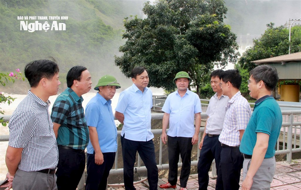 Thứ trưởng Bộ Nông nghiệp và Môi trường Nguyễn Hoàng Hiệp kiểm tra vận hành hồ chứa thủy điện Bản Vẽ
