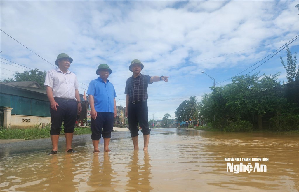Phó Chủ tịch UBND tỉnh Nguyễn Văn Đệ kiểm tra tình hình mưa lũ tại xã Châu Bình
