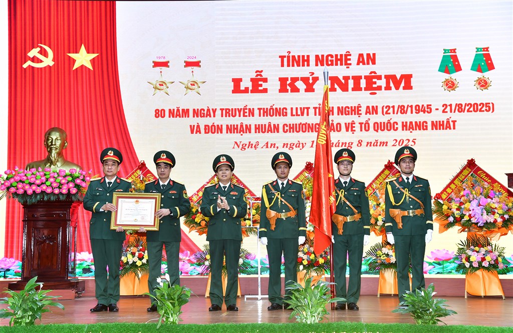 Tỉnh Nghệ An kỷ niệm 80 năm ngày truyền thống lực lượng vũ trang tỉnh và đón nhận Huân chương Bảo vệ Tổ quốc hạng Nhất