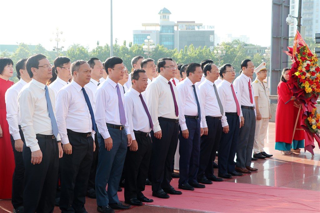 Đoàn đại biểu Đại hội Đảng bộ UBND tỉnh dâng hoa tưởng niệm Chủ tịch Hồ Chí Minh