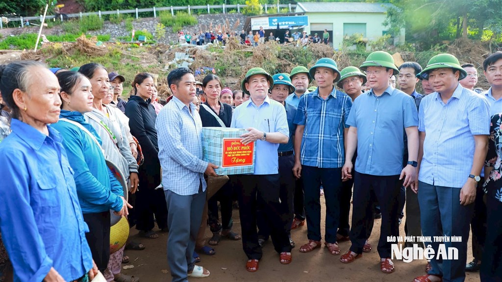 Phó Thủ tướng Chính phủ Hồ Đức Phớc thăm hỏi, động viên, kiểm tra, đôn đốc công tác khắc phục hậu quả bão số 3 tại xã biên giới Mỹ Lý (Nghệ An)