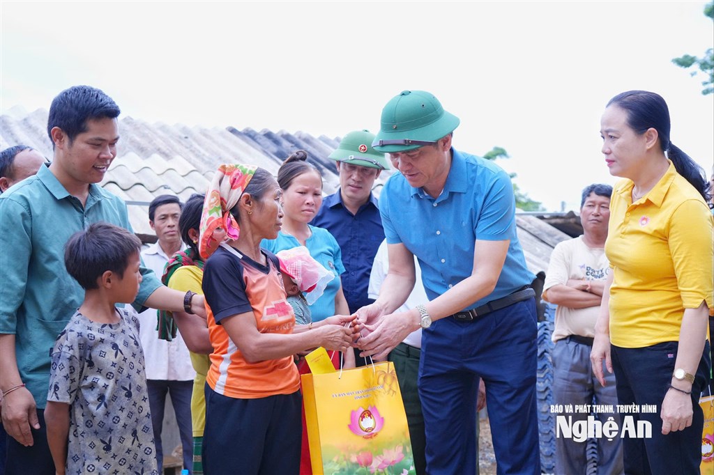 Phó Bí thư Tỉnh ủy Võ Thị Minh Sinh động viên, chỉ đạo khắc phục hậu quả lũ lụt ở các bản còn bị cô lập