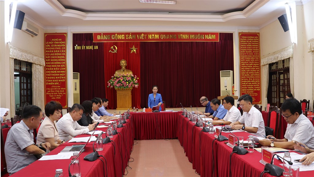 Phó Bí thư Tỉnh ủy Võ Thị Minh Sinh duyệt Đại hội Đảng bộ Trường Đại học Sư phạm Kỹ thuật Vinh và Đảng bộ Trường Đại học Vinh