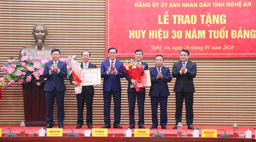 Trao huy hiệu 30 năm tuổi Đảng cho 02 đồng chí Phó Chủ tịch UBND tỉnh