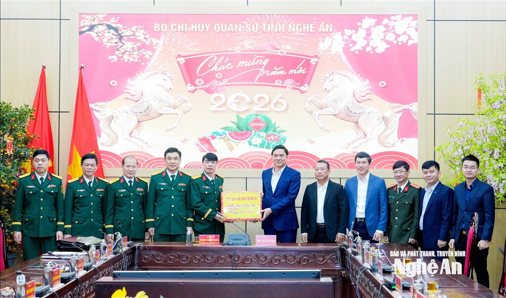 Phó Bí thư Thường trực Tỉnh ủy, Chủ tịch HĐND tỉnh Hoàng Nghĩa Hiếu động viên các đơn vị trực, làm việc xuyên Tết