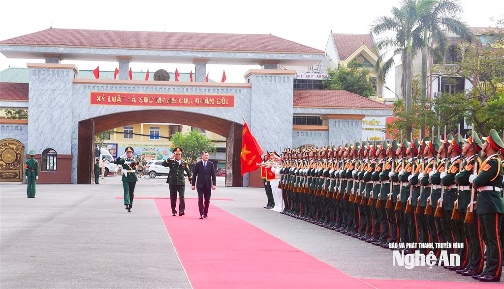 Thủ tướng Chính phủ Lê Minh Hưng trao tặng danh hiệu Anh hùng lực lượng vũ trang nhân dân cho Quân khu 4