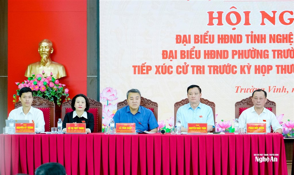 Bí thư Tỉnh ủy, Trưởng Đoàn ĐBQH tỉnh Nguyễn Khắc Thận tiếp xúc cử tri phường Trường Vinh