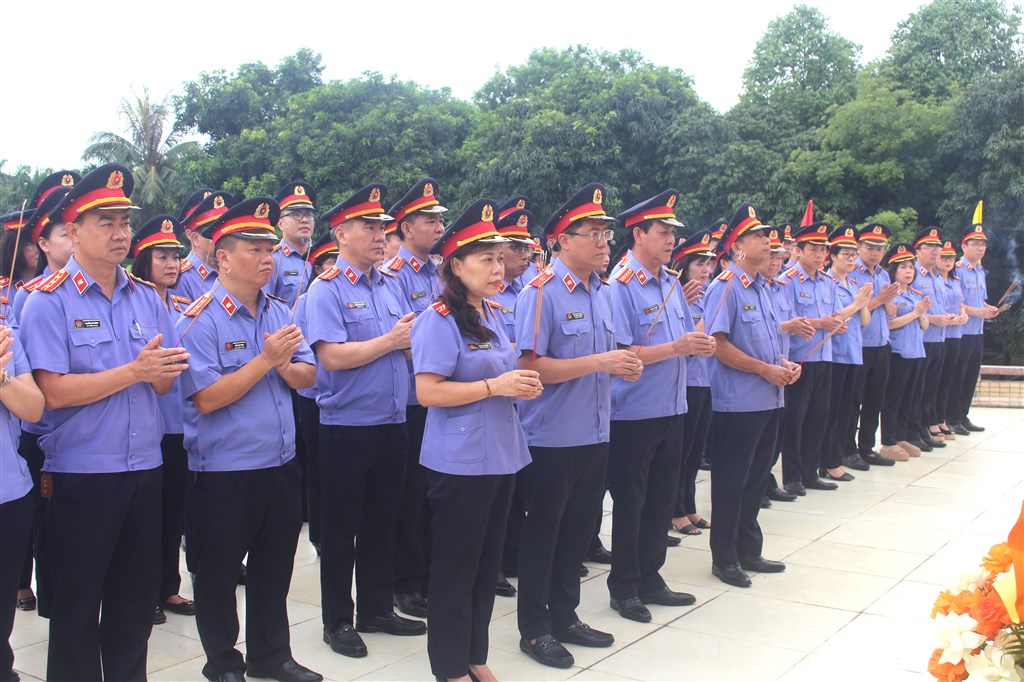 Viện KSND tỉnh Nghệ An tổ chức dâng hương tri ân nhân kỷ niệm 78 năm Ngày Thương binh - Liệt sĩ
