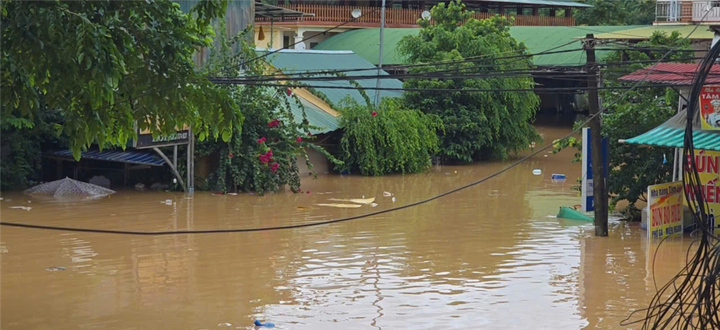 Viện KSND khu vực 11 – Nghệ An ủng hộ đồng bào bão lụt xã Tương Dương