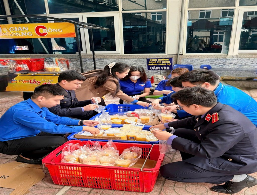 Đoàn VKSND tỉnh Nghệ An tham gia chương trình “Bát cháo yêu thương” tại Bệnh viện Sản - Nhi Nghệ An