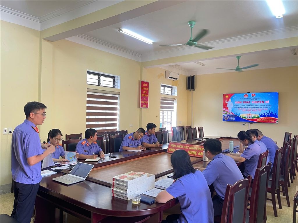 Chi đoàn VKSND khu vực 5 - tỉnh Nghệ An tổ chức sinh hoạt chuyên đề: Giáo dục lý tưởng cách mạng, đạo đức, lối sống văn hoá cho thế hệ trẻ gắn với xây dựng người cán bộ kiểm sát "Công minh, chính trực, khánh quan, thận trọng, khiêm tốn"