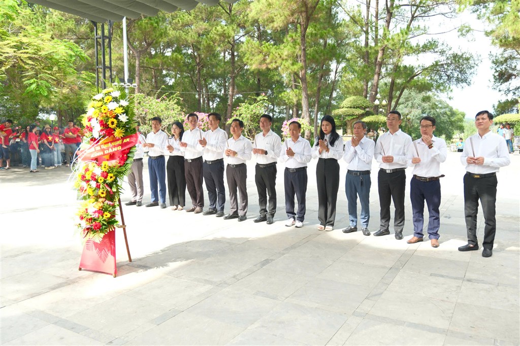 Thanh tra tỉnh: Dâng hoa, dâng hương các anh hùng liệt sĩ tại nghĩa trang liệt sĩ quốc gia Trường Sơn và Thành cổ Quảng Trị