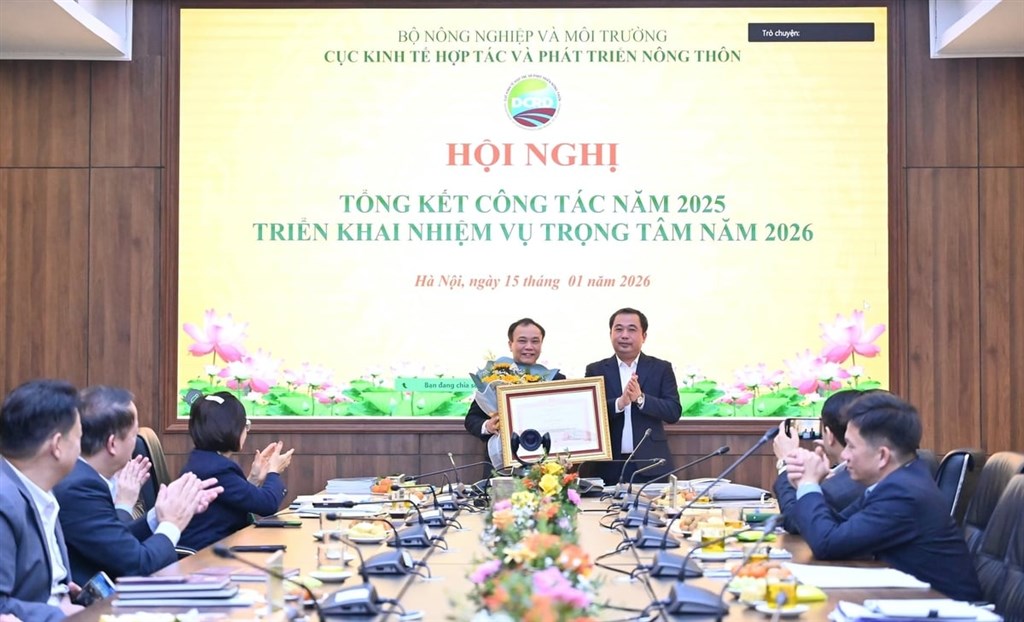 Bộ trưởng Trần Đức Thắng thừa ủy quyền trao tặng Bằng khen Thủ tướng Chính phủ cho Cục trưởng Cục KTHT - PTNT Lê Đức Thịnh. Ảnh: Kiều Chi.