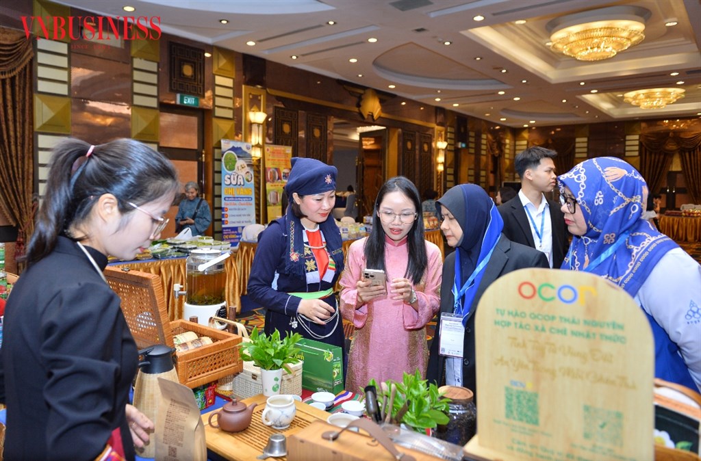 Đại biểu quốc tế tham quan các gian hàng giới thiệu và trưng bày sản phẩm HTX bên lề Hội nghị.