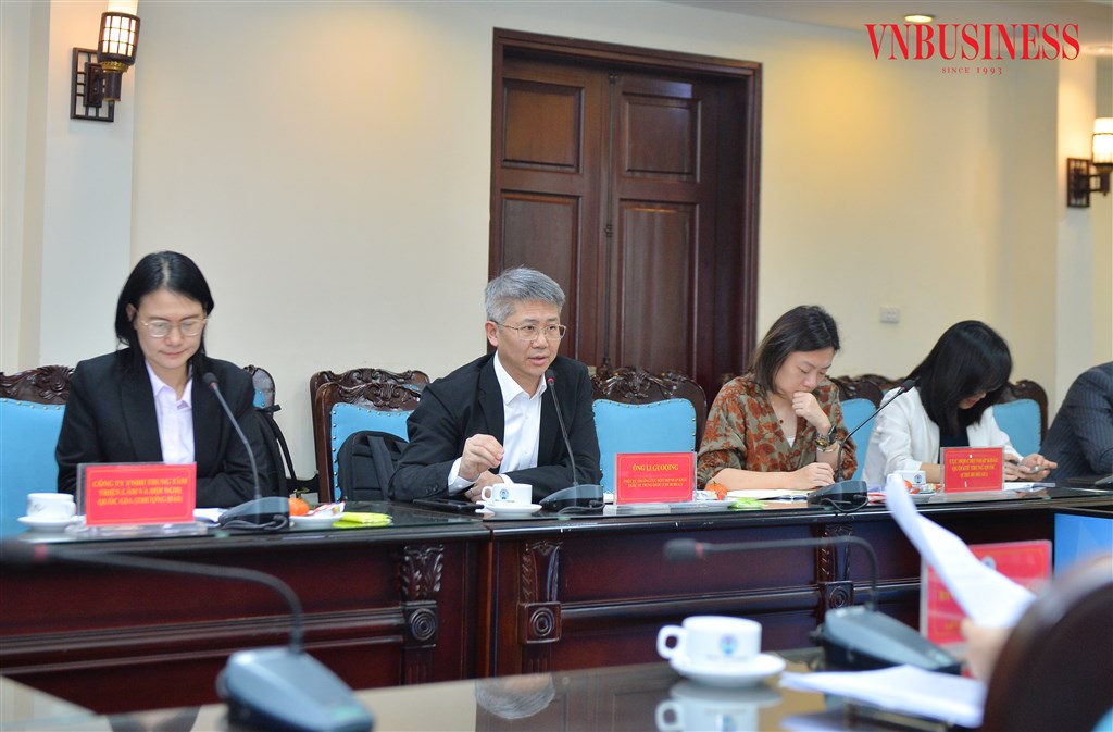 Ông Li Quoging, Phó Cục trưởng Cục Hội chợ nhập khẩu Quốc tế Trung Quốc giới thiệu tổng quan về Hội chợ nhập khẩu quốc tế Trung Quốc tại buổi làm việc.