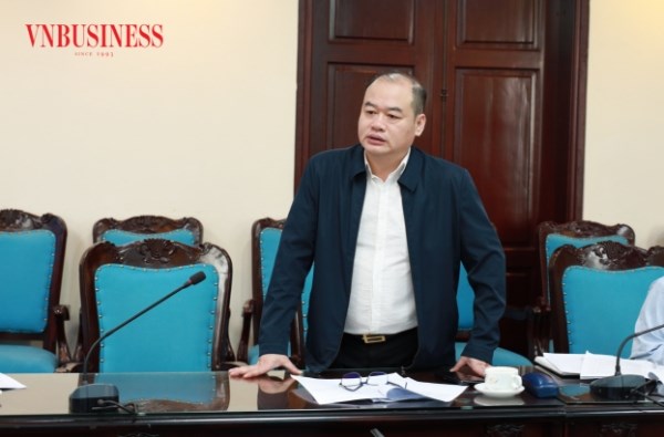 Thành viên Hội đồng bình chọn phát biểu tham gia góp ý tại phiên họp.