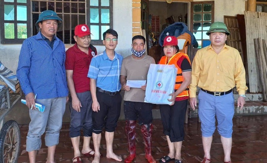 TRAO HÀNG CỨU TRỢ TẠI XÃ NHÂN HÒA