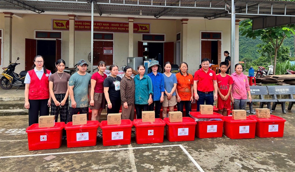 MÀU ÁO CHỮ THẬP ĐỎ TRÊN CÁC BẢN LÀNG VŨNG LŨ