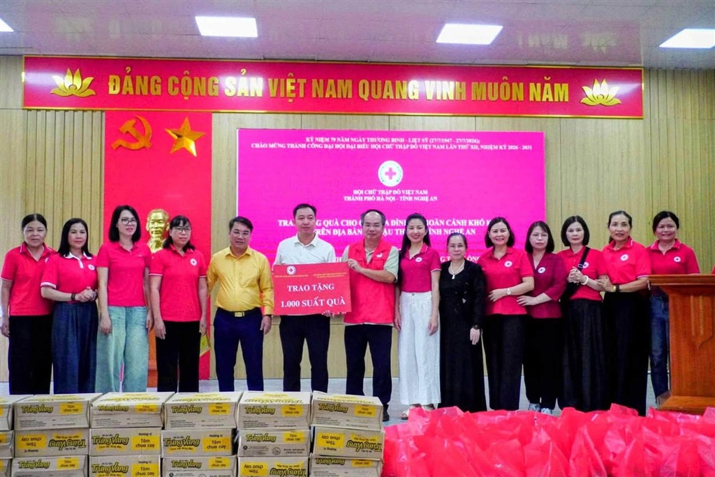 TRAO 1.000 SUẤT QUÀ HỖ TRỢ HỘ NGHÈO, HỘ CẬN NGHÈO VÀ GIA ĐÌNH CÓ HOÀN CẢNH KHÓ KHĂN TẠI XÃ MẬU THẠCH