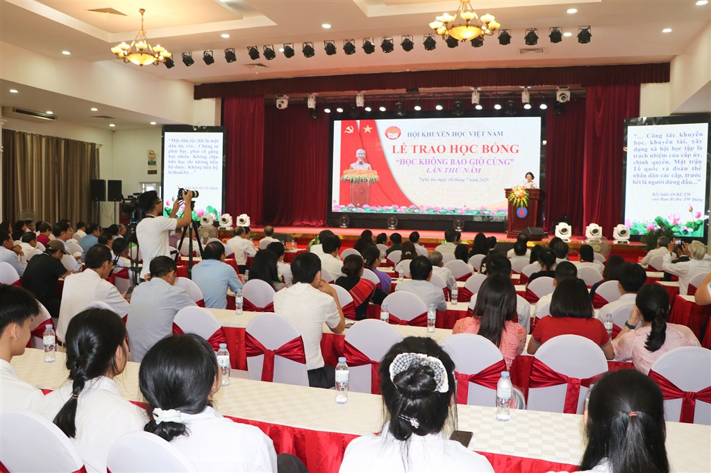Hội Khuyến học Việt Nam tổ chức Lễ trao học bổng “Học không bao giờ cùng” lần thứ Năm