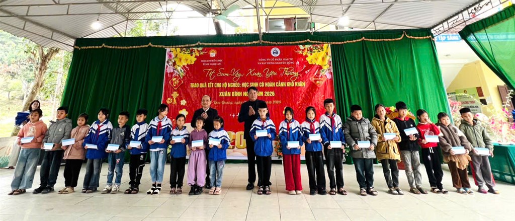 Hội Khuyến học tỉnh Nghệ An và Công ty Cổ phần Đầu tư &amp; Xây dựng Nguyên Dũng trao quà “Tết sum vầy – Xuân yêu thương” cho hộ nghèo và học sinh có hoàn cảnh khó khăn