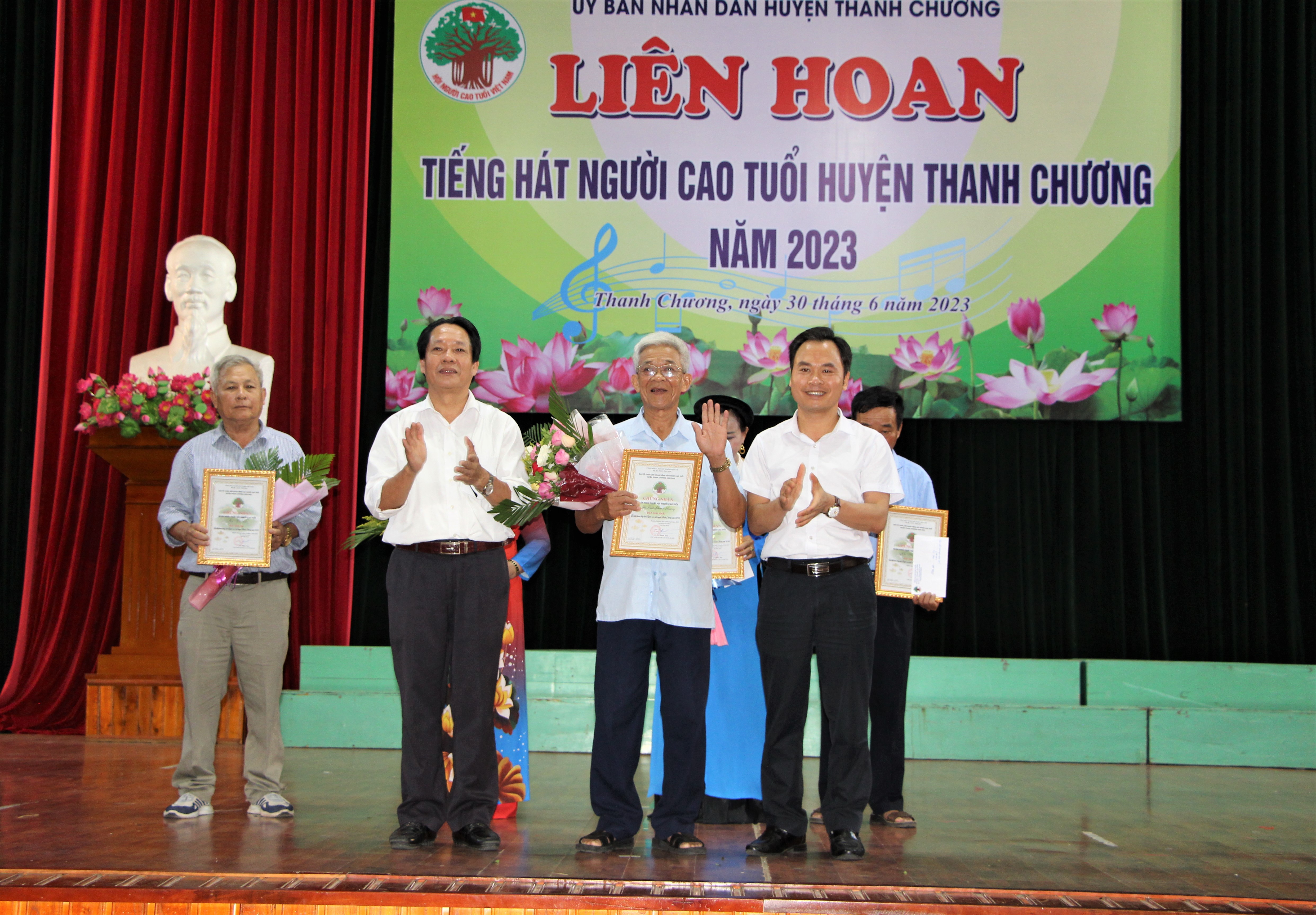 Anh-tin-bai