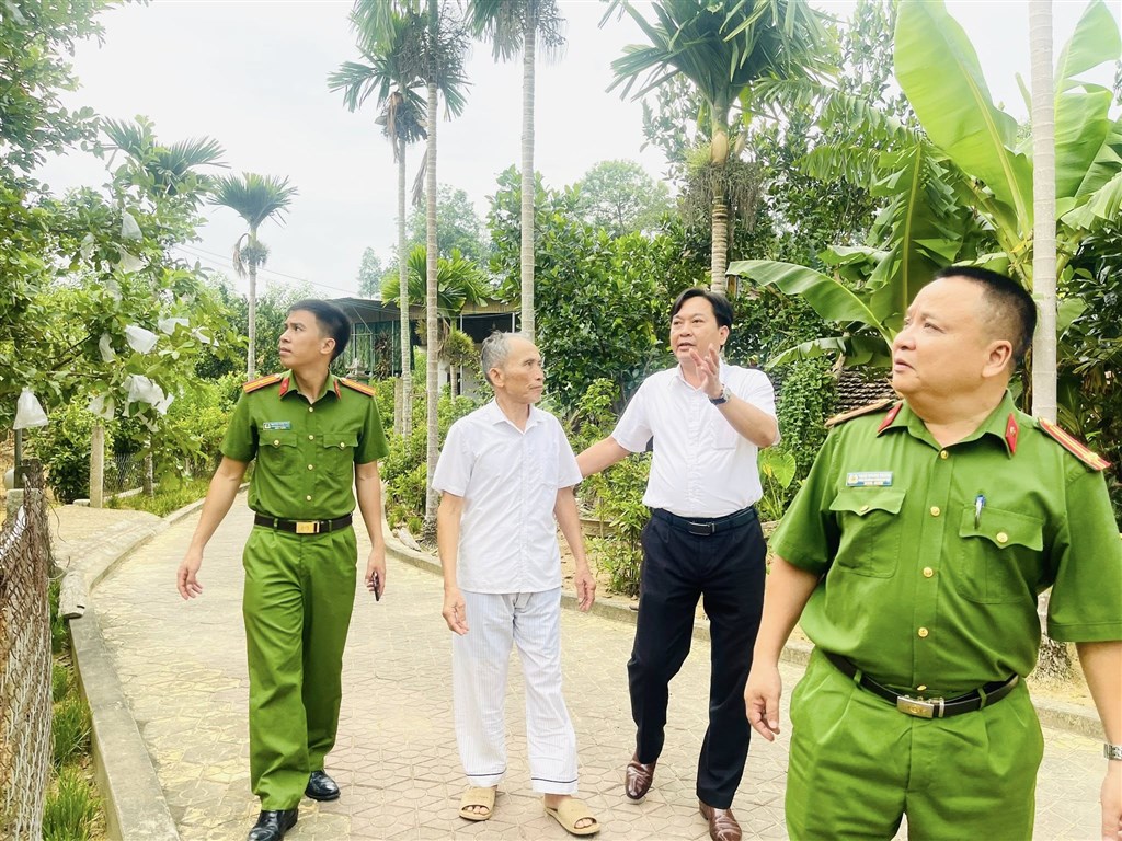Anh-tin-bai