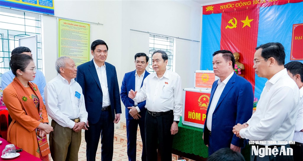 Chủ tịch Quốc hội đề nghị lãnh đạo tỉnh tiếp tục tăng cường lãnh đạo, chỉ đạo toàn diện công tác bầu cử trên địa bàn. Ảnh: Phạm Bằng