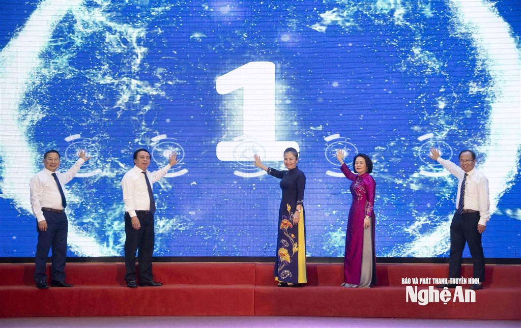 Các đại biểu thực hiện nghi thức ra mắt hệ thống dữ liệu số ngành Công Thương. Ảnh: Trần Lịch 