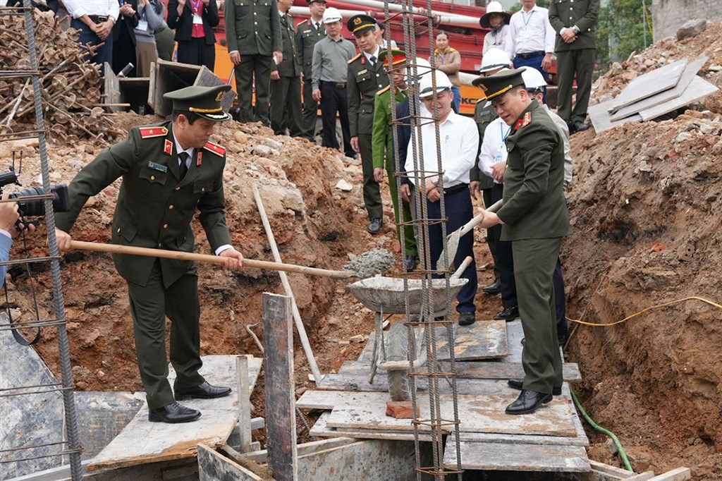 Các đồng chí: Thiếu tướng Nguyễn Hồng Nguyên, Phó Chánh Văn phòng Bộ Công an; Đại tá Trần Hồng Quang, Phó Giám đốc Công an tỉnh thực hiện nghi thức Lễ đổ móng, lên tường