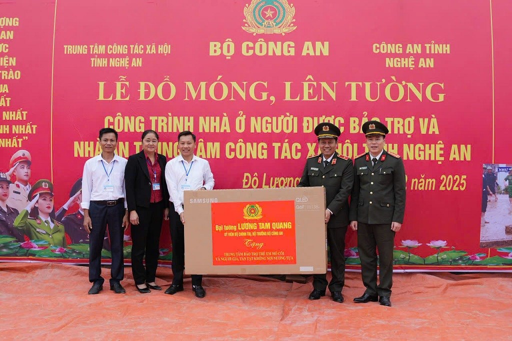 Thiếu tướng Nguyễn Hồng Nguyên, Phó Chánh Văn phòng Bộ Công an trao quà của đồng chí Đại tướng Lương Tam Quang, Bộ trưởng Bộ Công an tặng Trung tâm công tác xã hội tỉnh Nghệ An