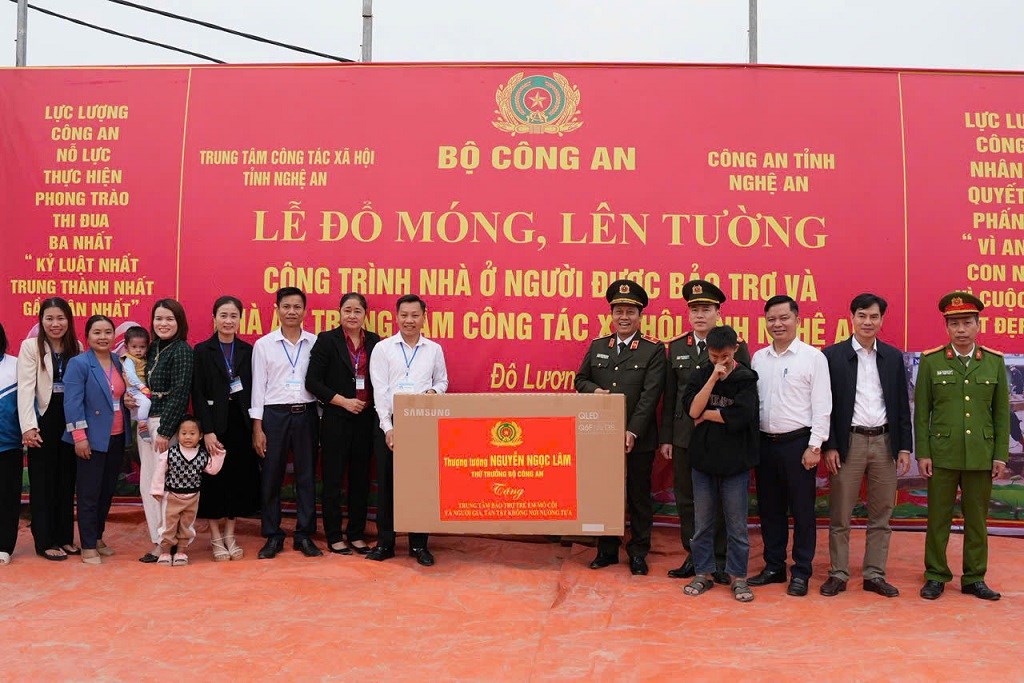 Thiếu tướng Nguyễn Hồng Nguyên, Phó Chánh Văn phòng Bộ Công an trao quà của đồng chí Thượng tướng Nguyễn Ngọc Lâm, Thứ trưởng Bộ Công an tặng Trung tâm công tác xã hội tỉnh Nghệ An