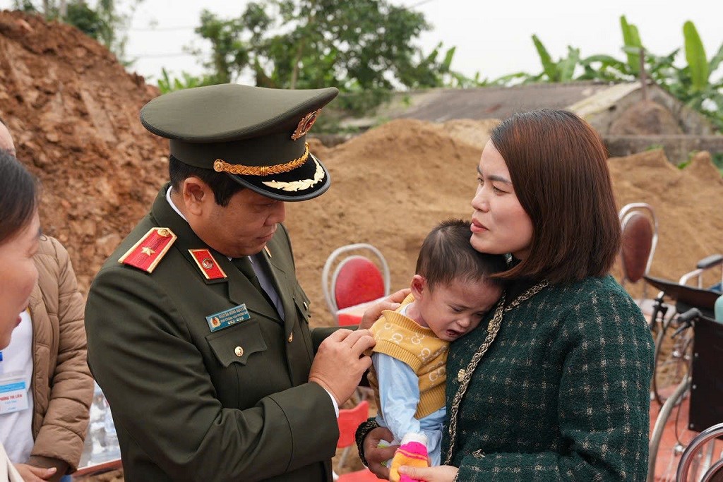 Đồng chí Thiếu tướng Nguyễn Hồng Nguyên, Phó Chánh Văn phòng Bộ Công an thăm hỏi, động viên trẻ đang được nuôi dưỡng tại Trung tâm công tác xã hội tỉnh Nghệ An